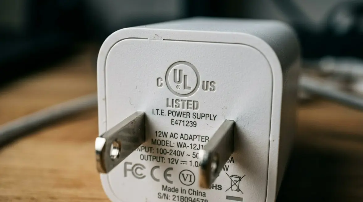 米国の大手電源アダプター工場: DOE レベル VII 対応およびカーボンニュートラルな製造
